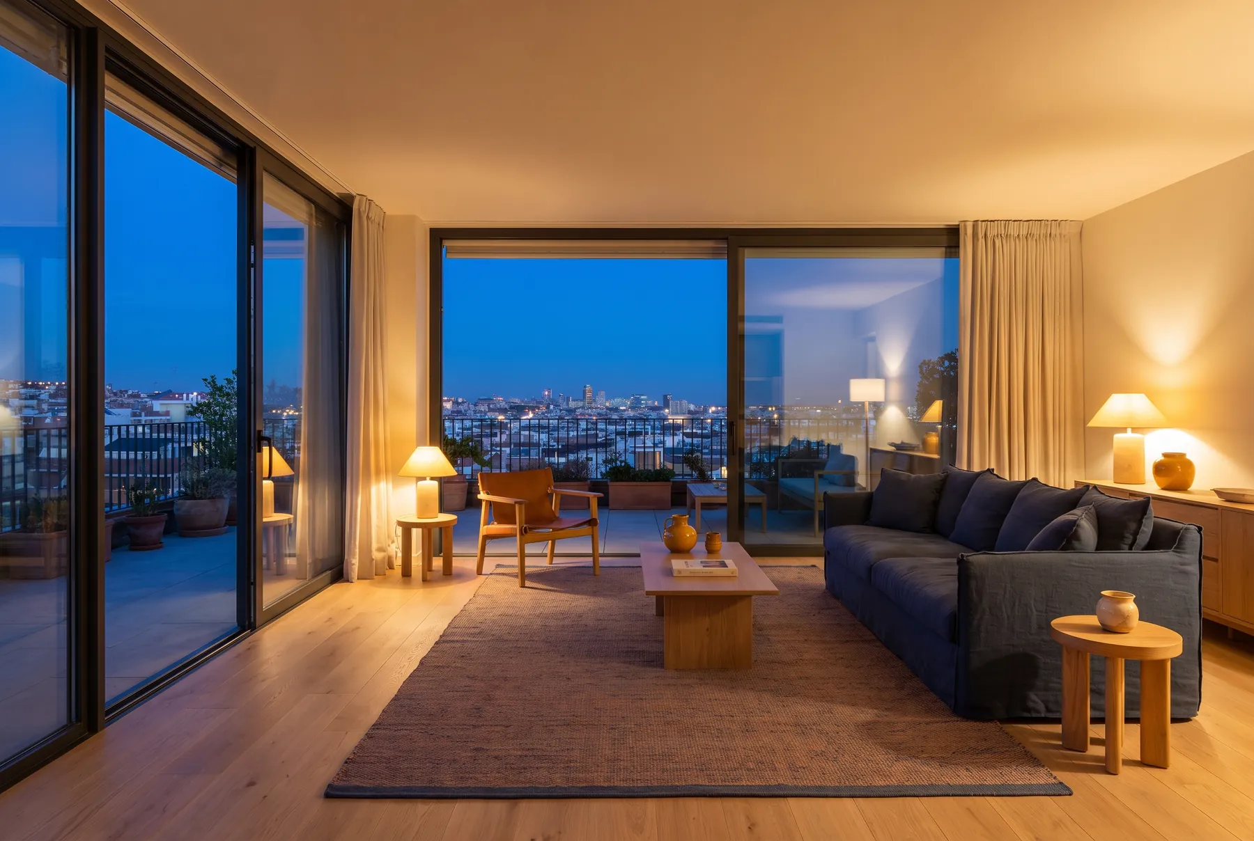 Salón cálido de una vivienda nueva al anochecer