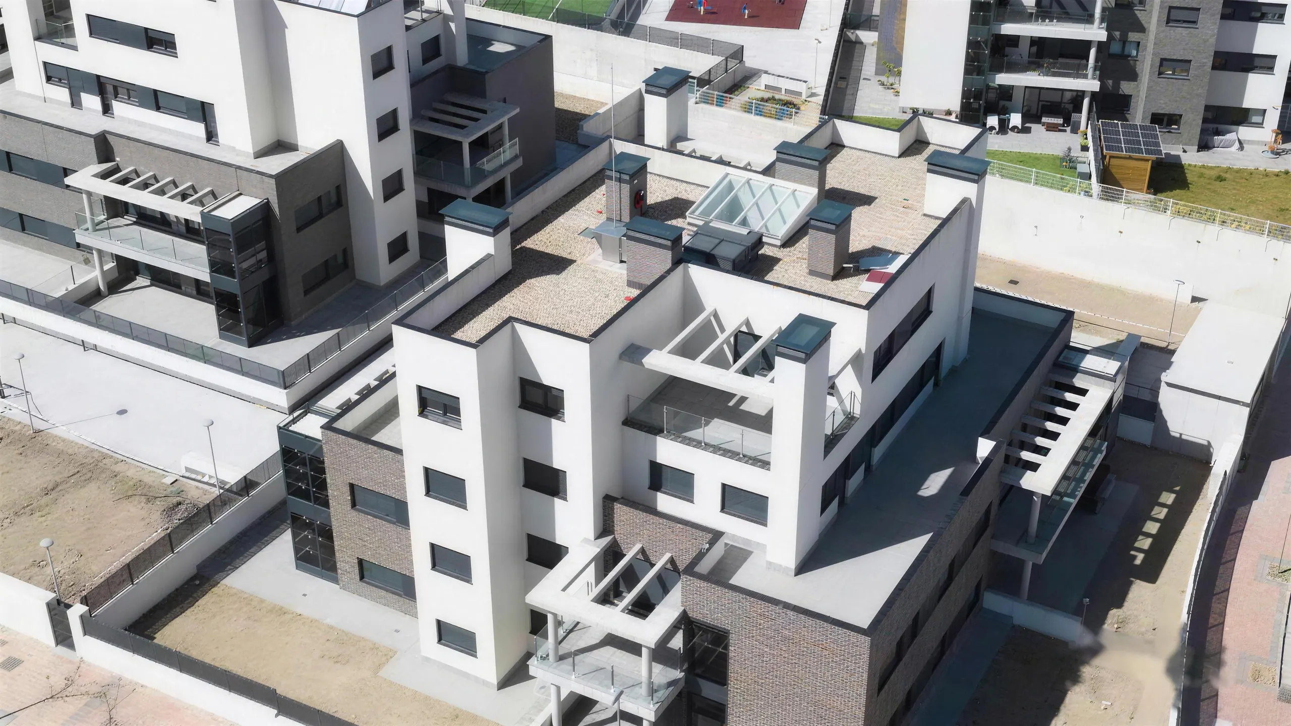 Vista aérea de un edificio residencial terminado por Nistal y Bello en Colmenar Viejo