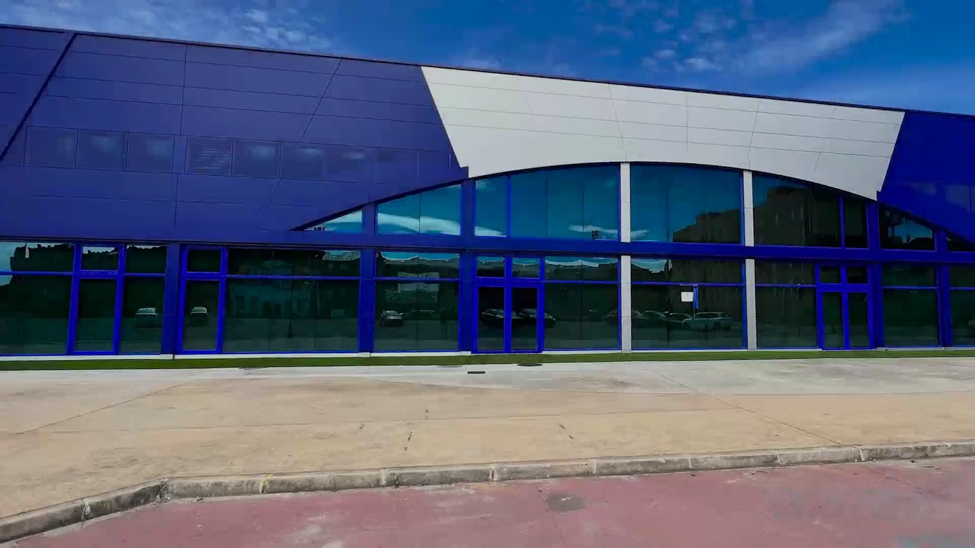 Fachada del estadio El Toralín en Ponferrada, reformado por Nistal y Bello