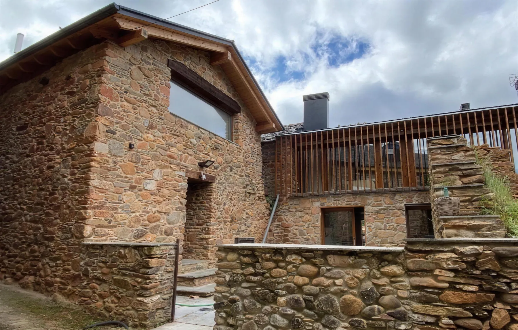 Casona de piedra rehabilitada por Nistal y Bello en El Bierzo