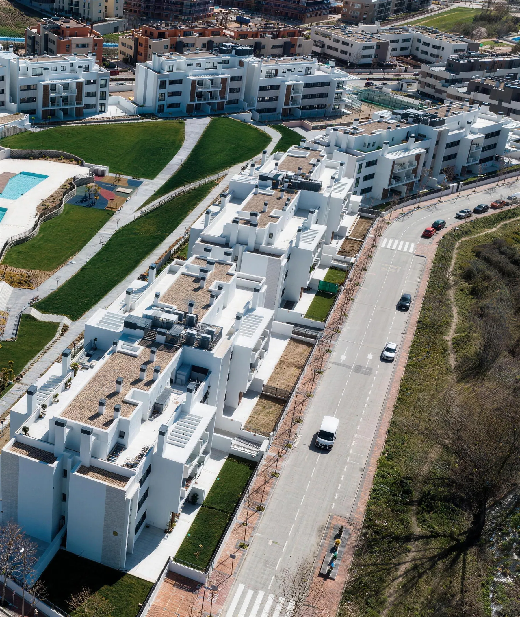 Vista aérea del Residencial Living Colmenar, 156 viviendas con piscinas y zonas verdes en Colmenar Viejo