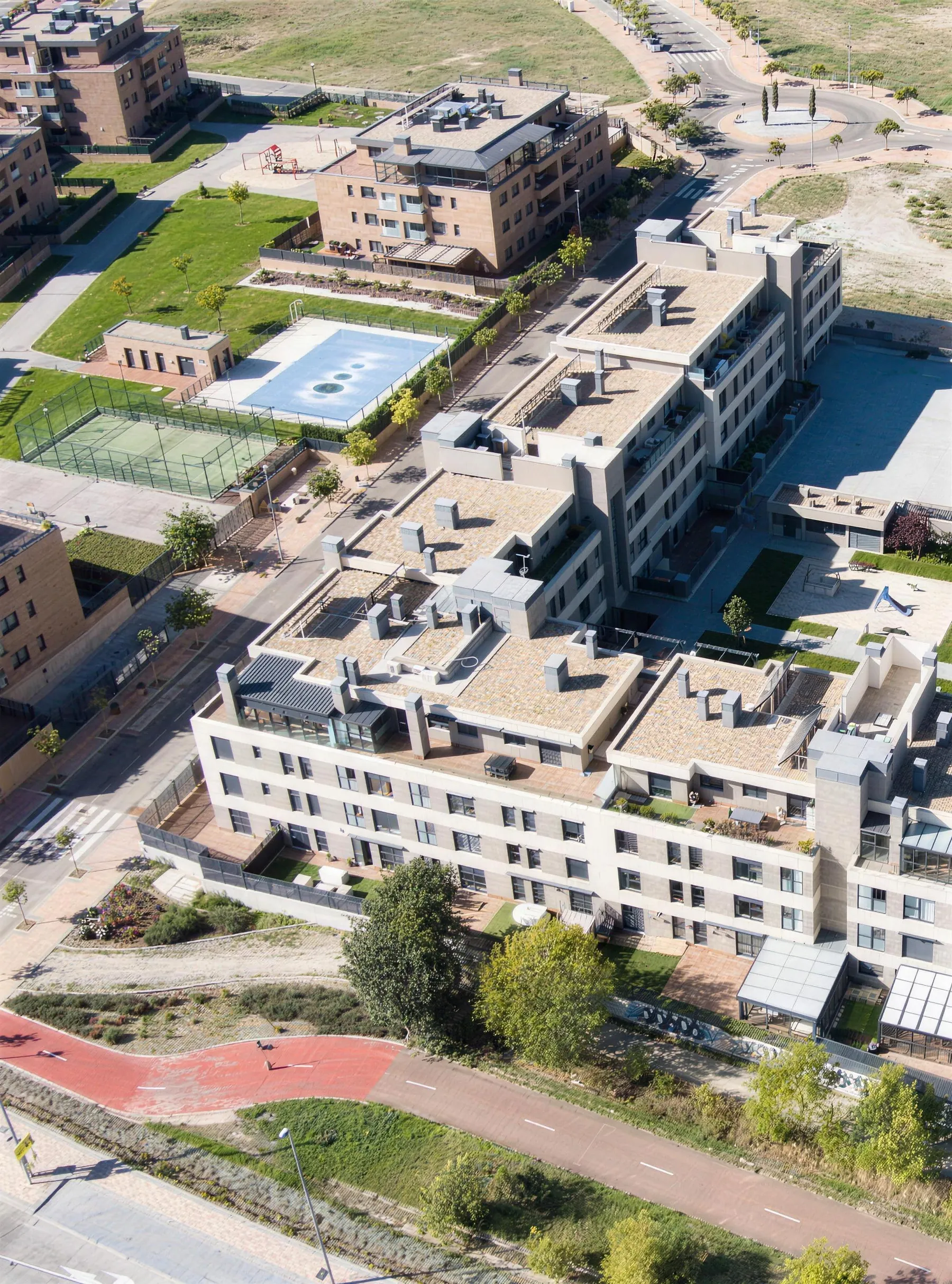 Vista aérea del Residencial Camino de Remedios con piscina y pista de pádel