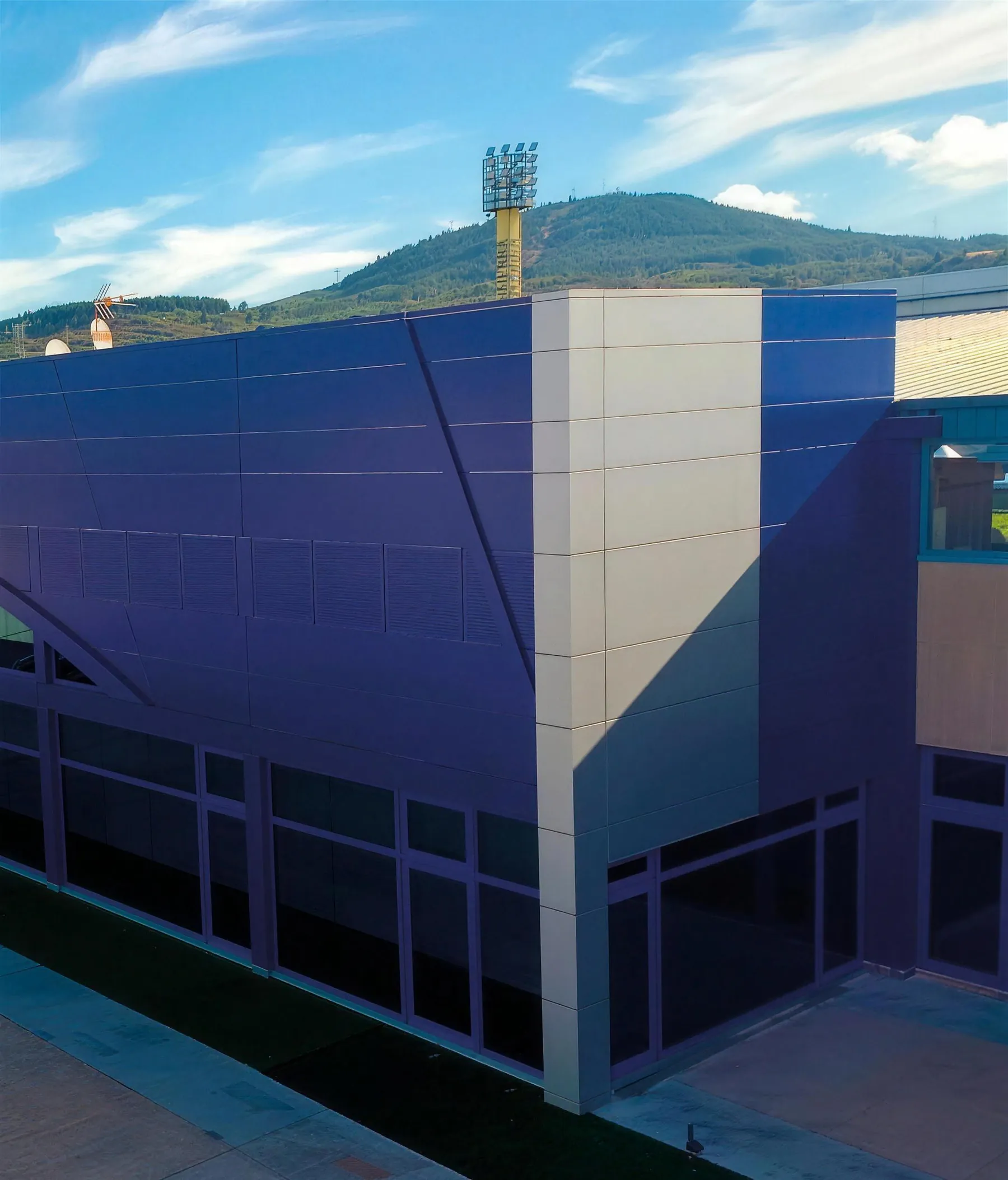 Nueva fachada acristalada de la tribuna del estadio El Toralín en Ponferrada