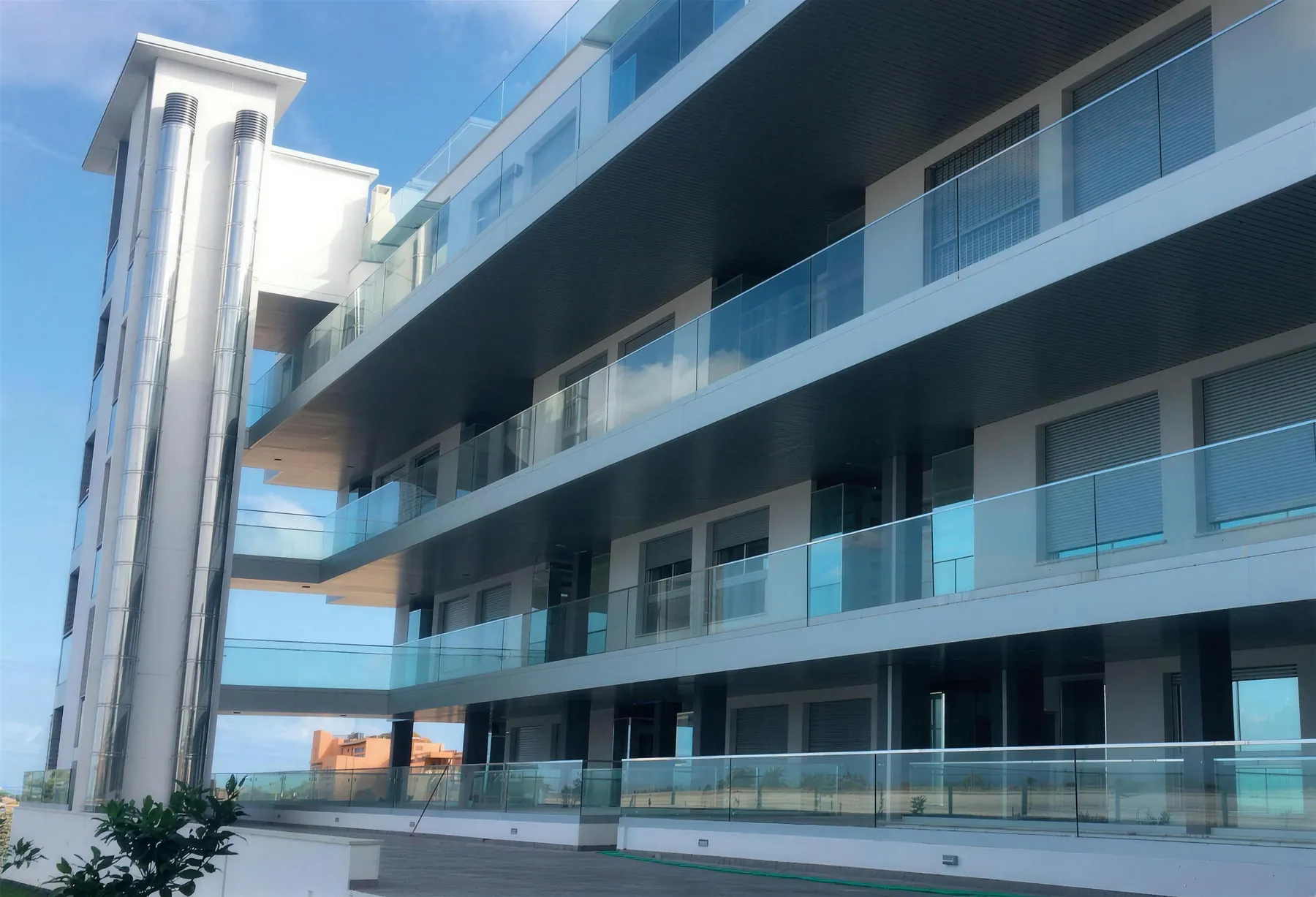Residencial Villamartín Park en Orihuela Costa con terrazas escalonadas y ascensor panorámico