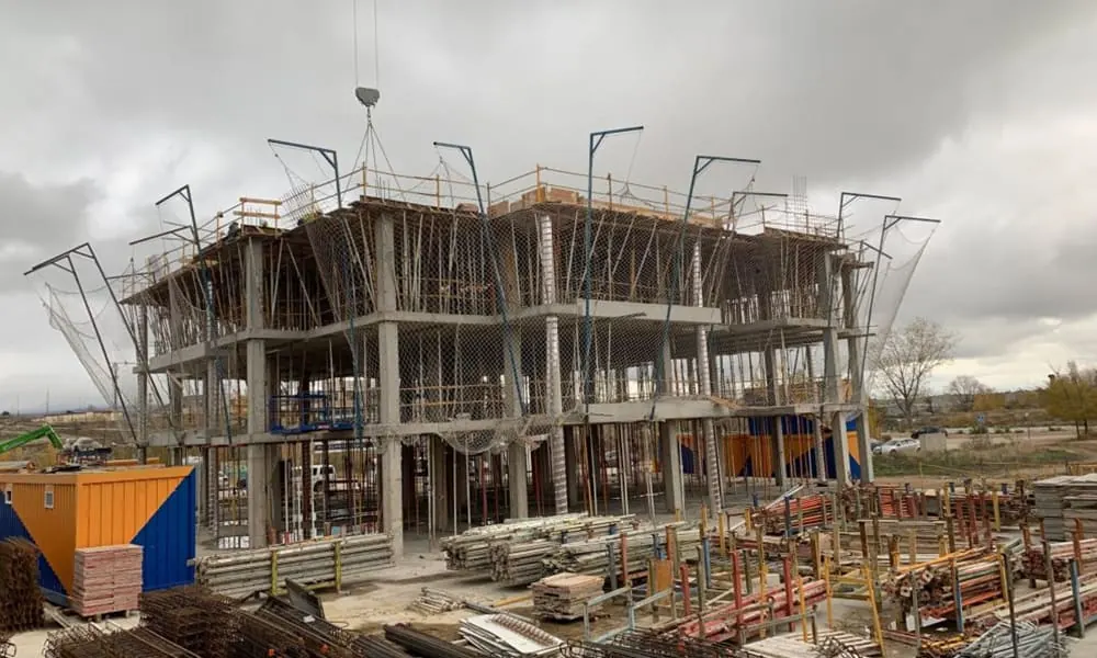 Estructura de hormigón en construcción con operarios