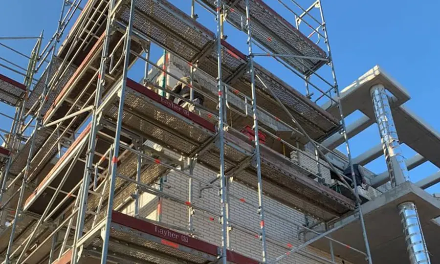 Andamio montado en la fachada de un edificio en construcción